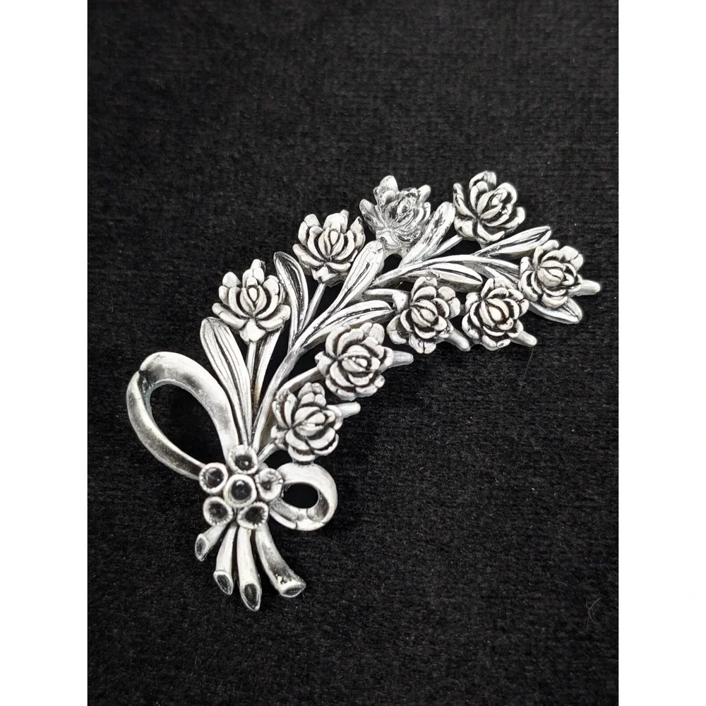 Vtg 1940s Carved Celluloid Lily of‎ the Valley Flower Bouquet Pin Brooch Cream